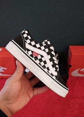 VANS DAMALI
