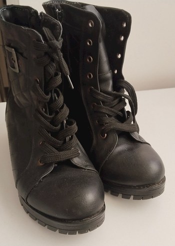 siyah Deri Tokalı Kadın Bot - Görsel 2