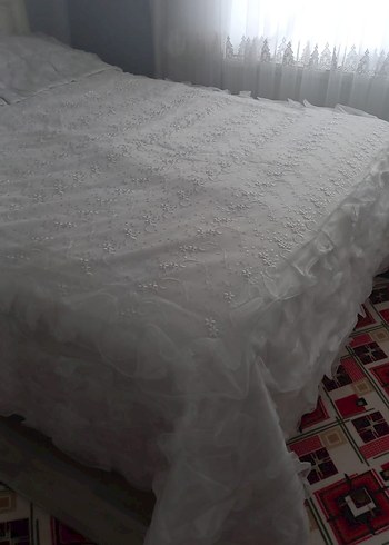 İşlemeli Beyaz Yatak Örtüsü - Görsel 2