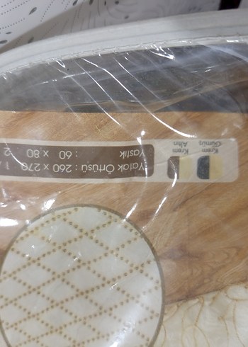 Beyaz İşlemeli Parlak Yatak Örtüsü - Görsel 2