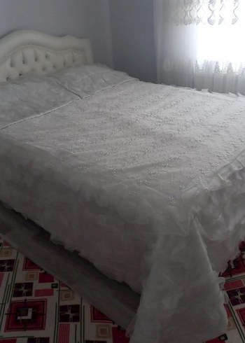 Beyaz İşlemeli Parlak Yatak Örtüsü - Görsel 3