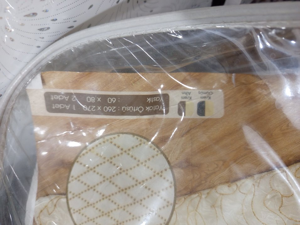 Beyaz İşlemeli Parlak Yatak Örtüsü - Görsel 2