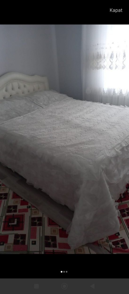 Beyaz İşlemeli Parlak Yatak Örtüsü - Görsel 3