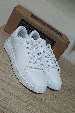beyaz spor ayakkabi 