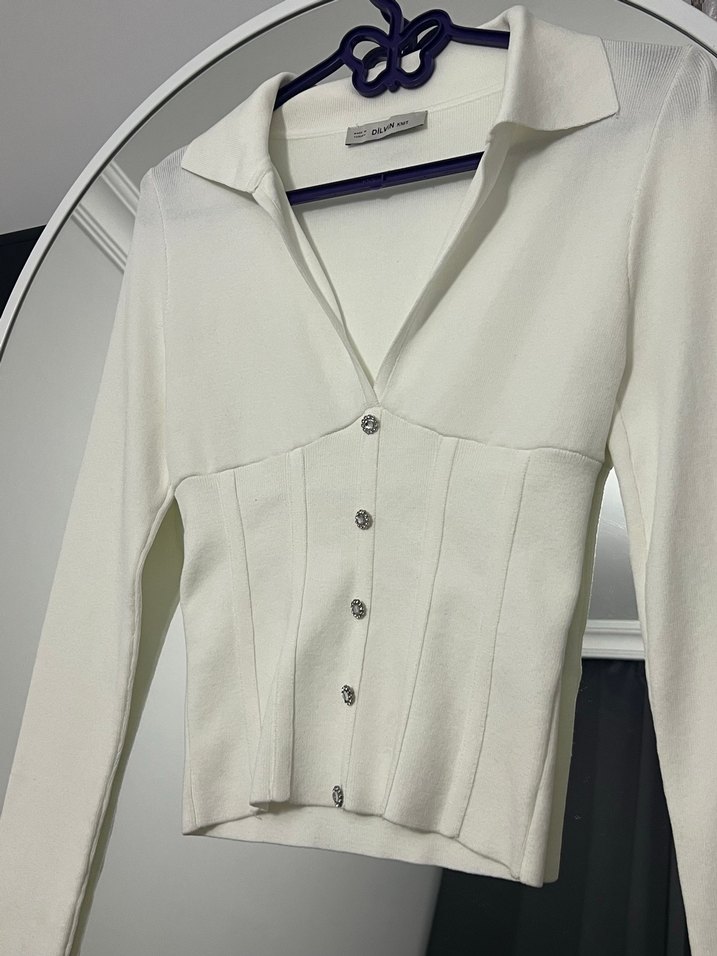 Düğmeli Beyaz V Yakalı Kadın Bluz - Görsel 2