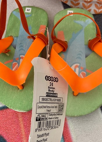 Çocuk renkli plastik kayışlı ayakkabı