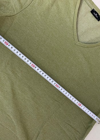 V Yaka Kısa Kollu Keten Erkek Tişört - Görsel 2