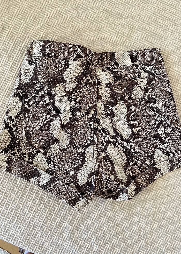 hm yılan desenli şort - Görsel 2