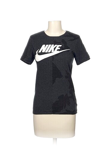 Nike T-shirt %70 İndirimli.