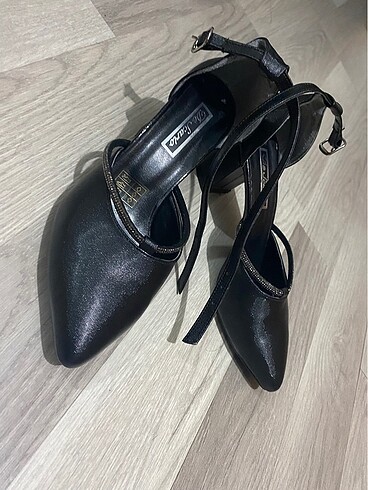 Diğer Siyah taş detaylı topuklu ayakkabı