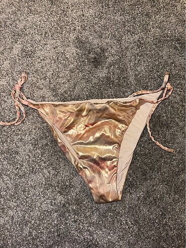 Parlak bikini altı