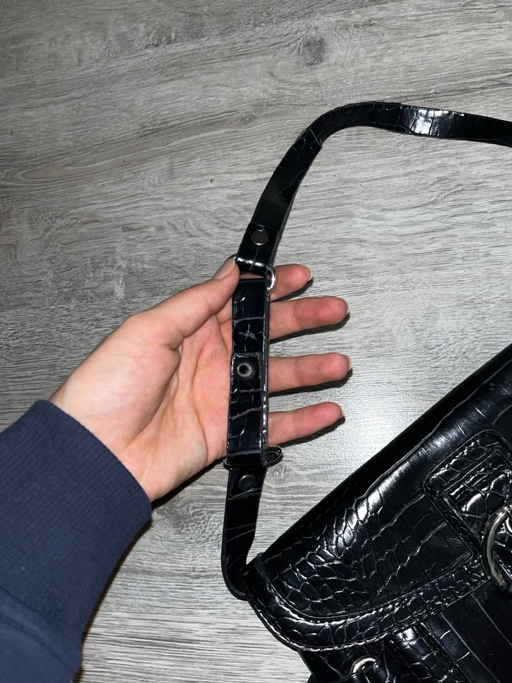 Bershka siyah crocodil desen canta - Görsel 3