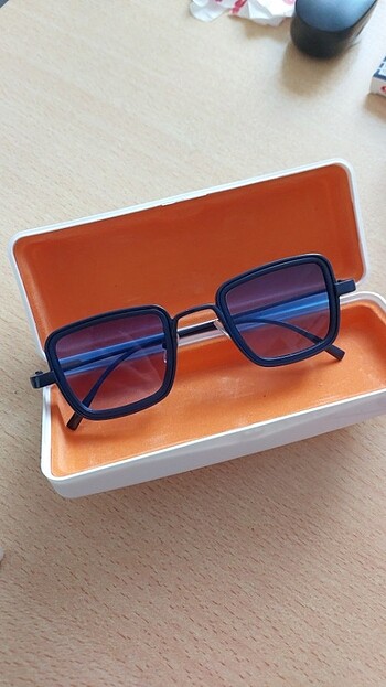 Mavi cam güneş gözlüğü 