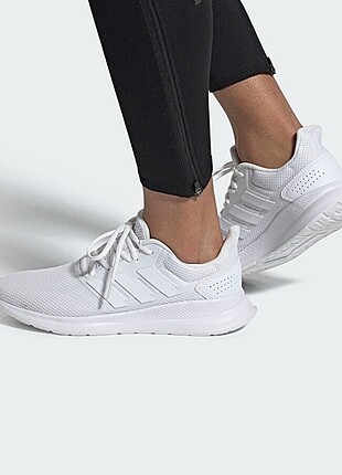 Adidas orijinal sıfır ürün. Kutulu. Paketli. Faturalı. 42,5- 43