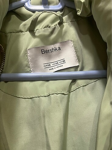 xs Beden yeşil Renk Bershka şişme mont