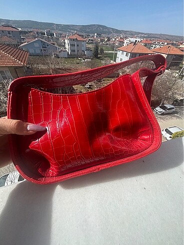 KIRMIZI ÇANTA