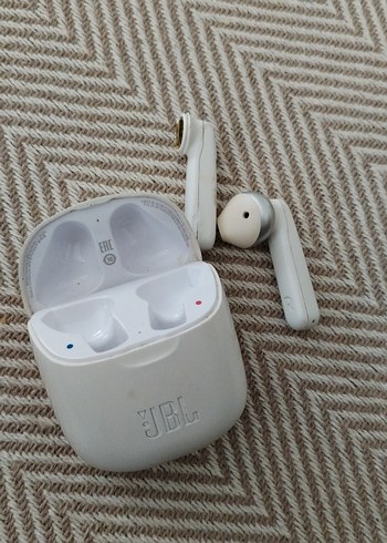 Beyaz JBL Kablosuz Kulaklık Kutusu - Görsel 2