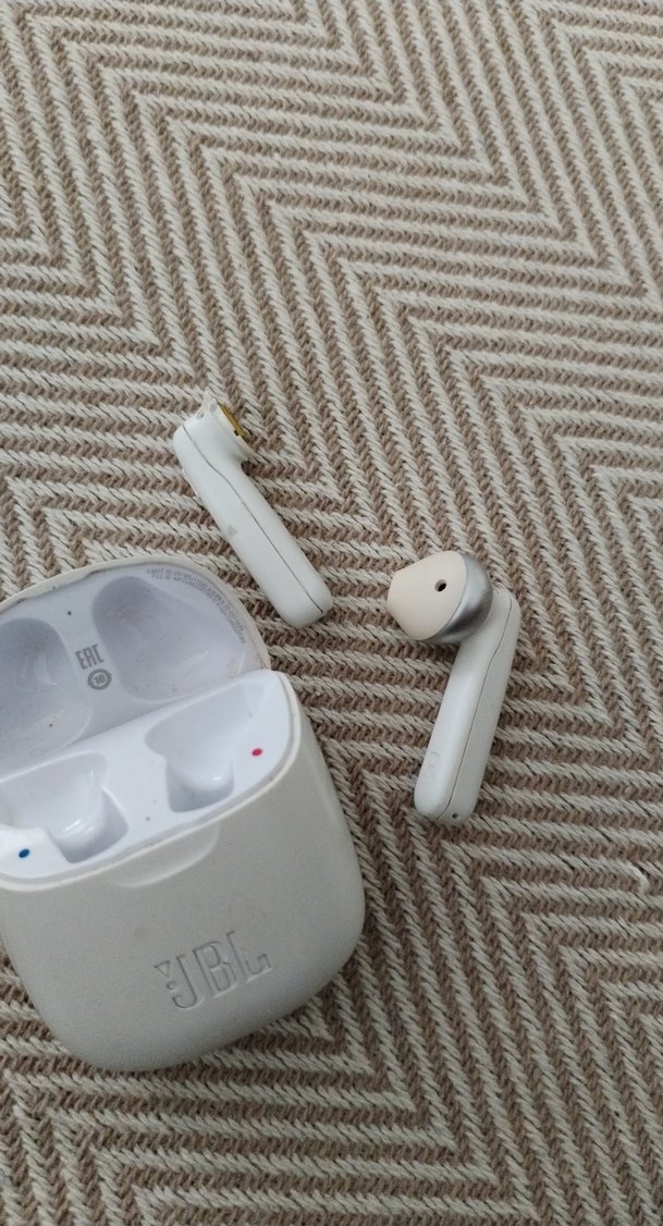 Beyaz JBL Kablosuz Kulaklık Kutusu - Görsel 3