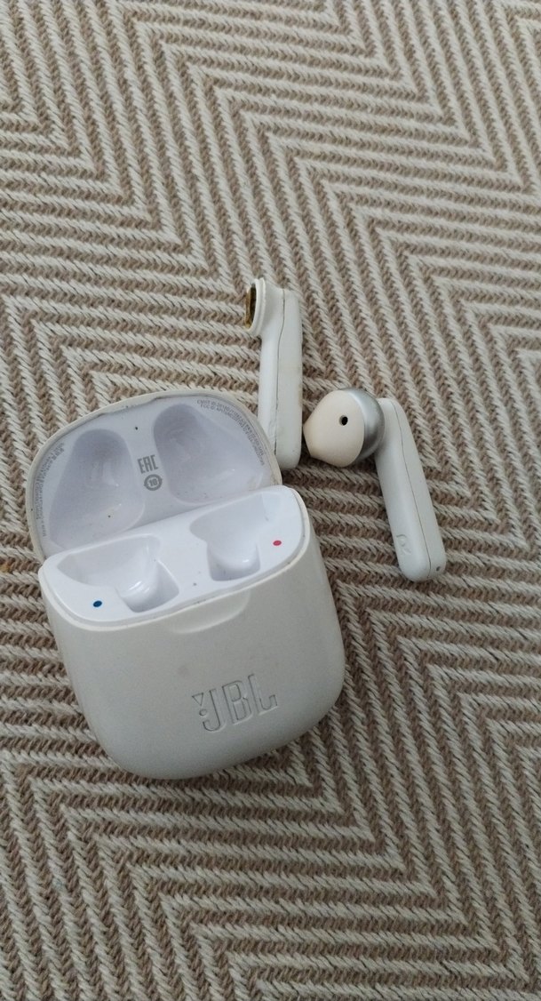 Beyaz JBL Kablosuz Kulaklık Kutusu - Görsel 2