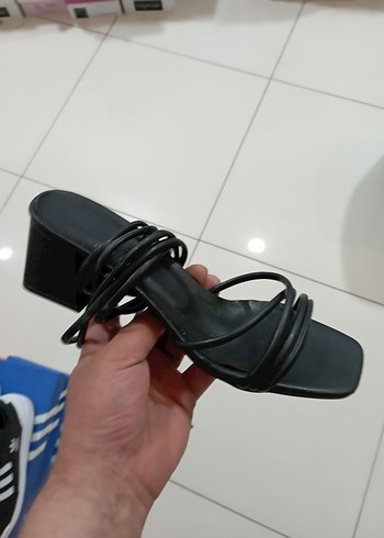 Kadın Siyah Minimalist Topuklu Sandalet