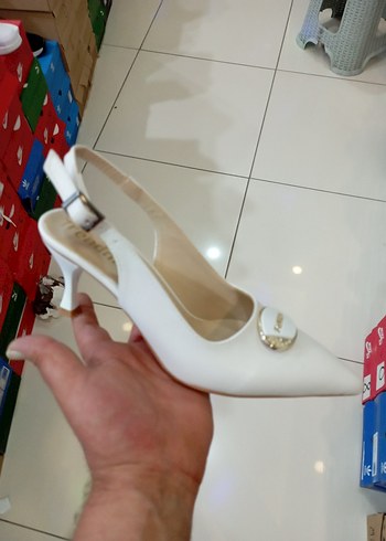 Diger Beyaz Yılan Desenli Tokalı Topuklu Kadın Ayakkabı