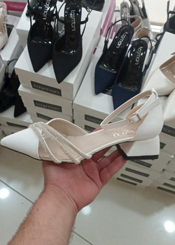 Diger Beyaz Tokalı Kadın Topuklu Ayakkabı