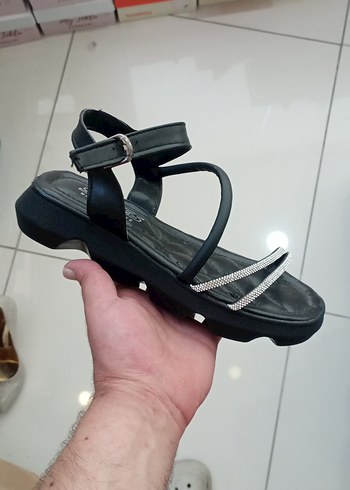 Diger Siyah Yılan Desenli Dolgu Topuklu Kadın Sandalet