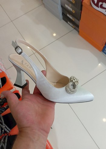 Diger Beyaz Tokalı Yüksek Topuklu Kadın Ayakkabı