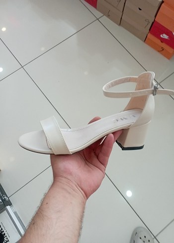 Diger Beyaz Kadın Topuklu Sandalet