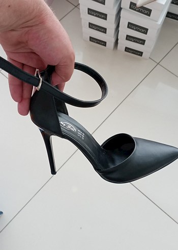 Siyah Parlak Yılan Desenli Tokalı Stiletto