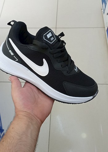 Nike Siyah Bağcıklı Spor Ayakkabı