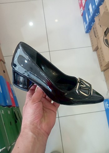 Tokalı Siyah Rugan Topuklu Kadın Stiletto
