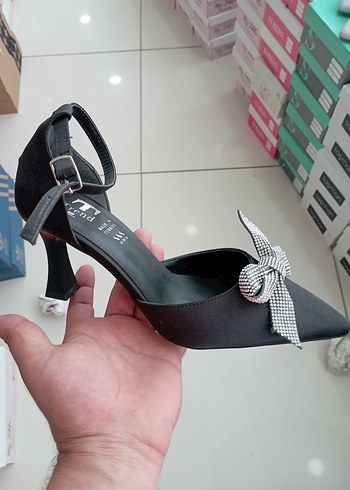 Diger Siyah Stiletto Yılan Desenli Fiyonklu