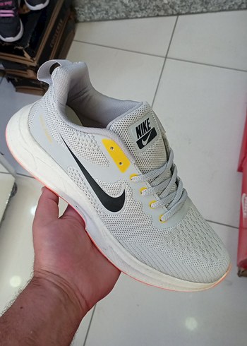Nike Gri Spor Ayakkabi Rahat Ve Sik Tasarim