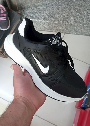 Nike Siyah Beyaz Spor Ayakkabi