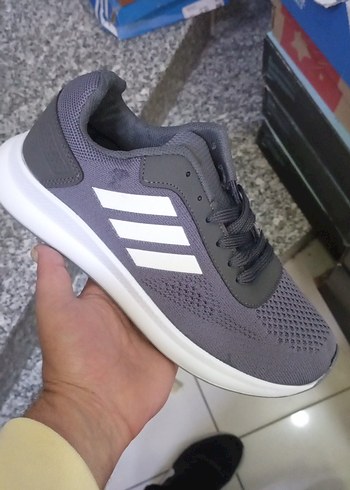 Adidas Gri Spor Ayakkabi Rahat Ve Sik Tasarim