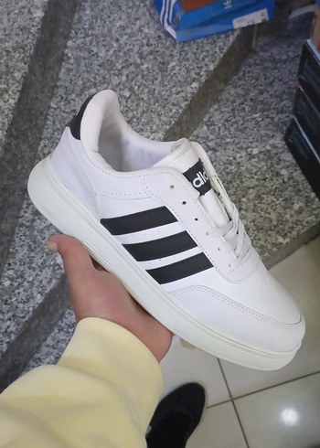 Adidas Beyaz Siyah Seritli Spor Ayakkabi