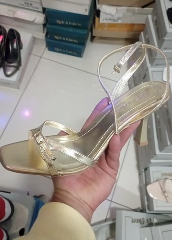 Zara Sampanya Altin İnce Topuklu Sandalet
