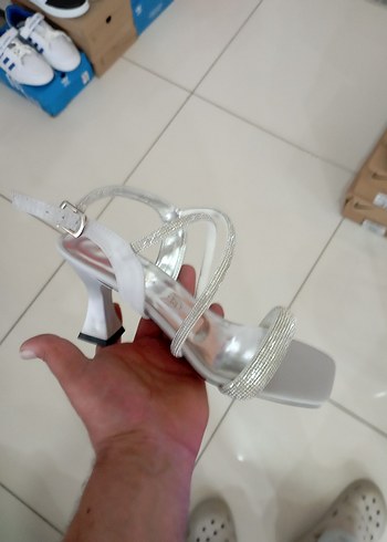 Beyaz Tokalı Stiletto Topuklu Kadın Abiye Ayakkabı