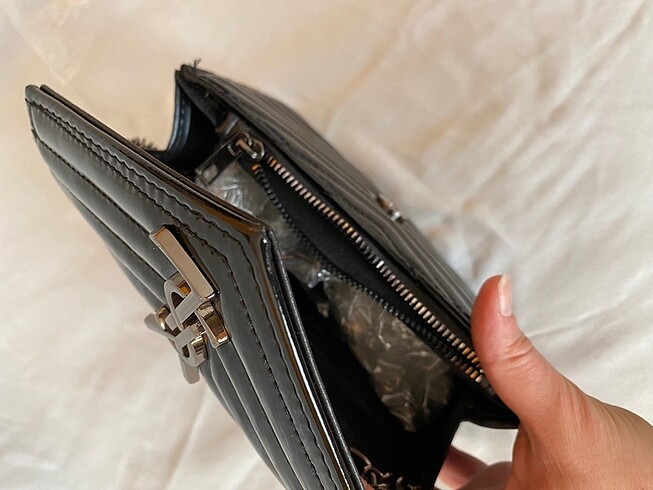 Yves Saint Laurent Zincir askılı siyah rugan çanta