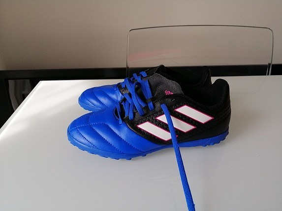 Adidas futbol ayakkabısı 34 numara.