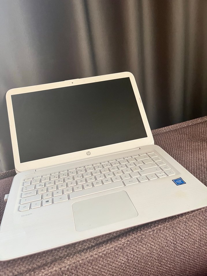 Beyaz HP Dizüstü Bilgisayar - Görsel 2