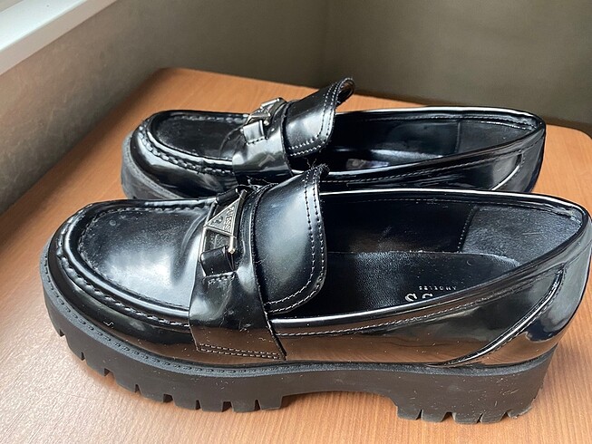 Guess loafer