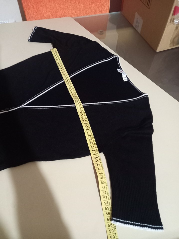 V Yaka Siyah Düğmeli Kısa Kollu Bluz Hırka - Görsel 3