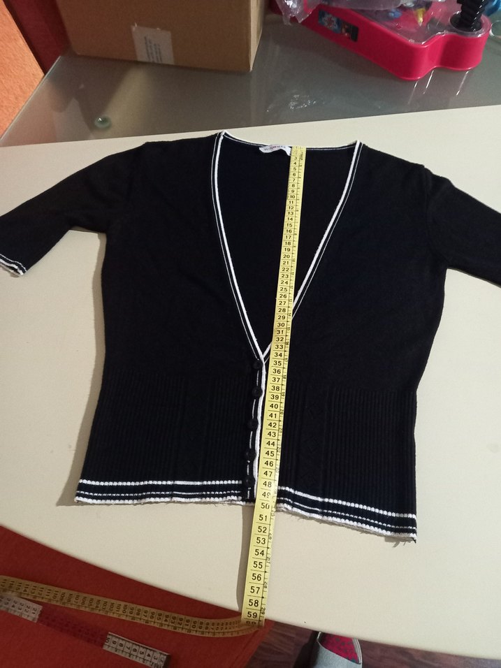 V Yaka Siyah Düğmeli Kısa Kollu Bluz Hırka - Görsel 5