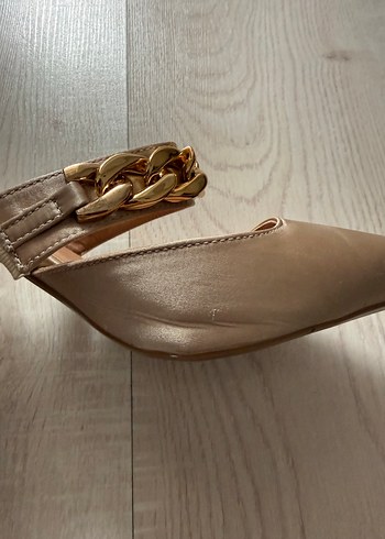 Zincir Detaylı Bej Deri Topuklu Kadın Ayakkabı - Görsel 4