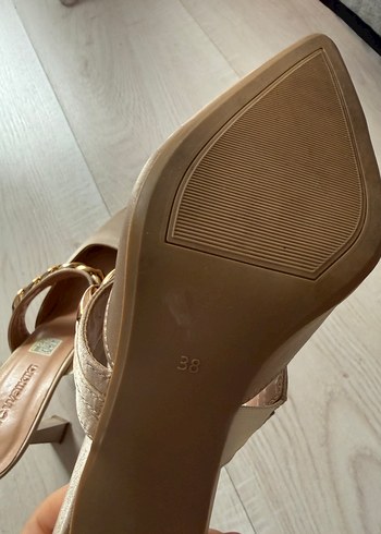 Zincir Detaylı Bej Deri Topuklu Kadın Ayakkabı - Görsel 6