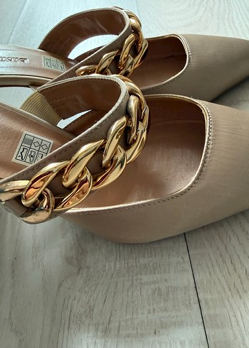 Zincir Detaylı Bej Deri Topuklu Kadın Ayakkabı - Görsel 2