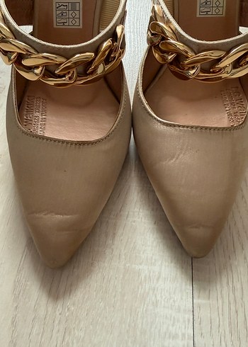 Zincir Detaylı Bej Deri Topuklu Kadın Ayakkabı - Görsel 3