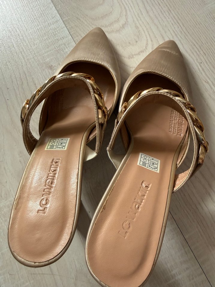 Zincir Detaylı Bej Deri Topuklu Kadın Ayakkabı - Görsel 5